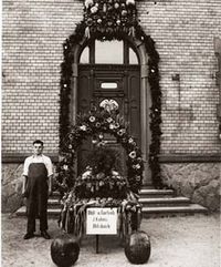 Obst- und Gartenbau J. K&uuml;hnis vor dem Ohlsbacher Rathaus 1935